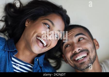 Laisser aimer la lumière. Photo d'un jeune couple affectueux qui se détend à la maison ensemble. Banque D'Images