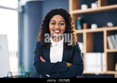 Ne cessez jamais de développer votre carrière. Photo d'une jeune femme d'affaires confiante travaillant dans un bureau moderne. Banque D'Images