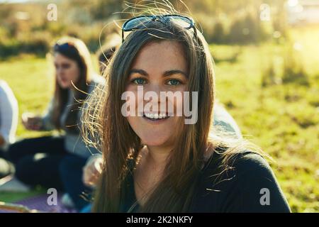 C'est une journée si belle à gaspiller à l'intérieur. Portrait d'une jeune femme ayant profité d'un peu de temps à l'extérieur avec ses amis. Banque D'Images