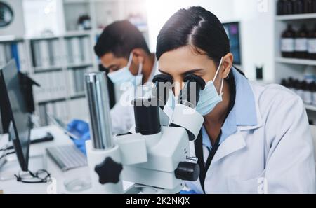 La chimie est comme cuisiner pour les scientifiques. Photo de deux jeunes chercheurs travaillant dans un laboratoire. Banque D'Images