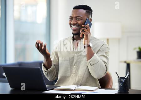 HES a obtenu des connexions. Photo d'un jeune homme d'affaires sur appel au travail. Banque D'Images