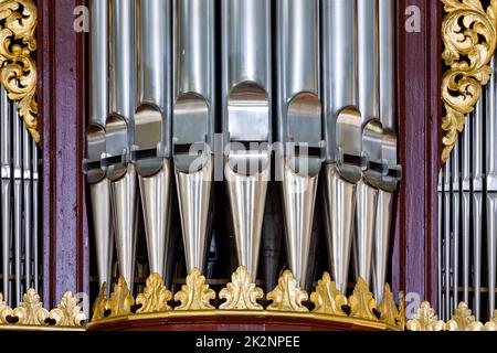 Vieux tuyaux d'orgue en métal dans une église Banque D'Images