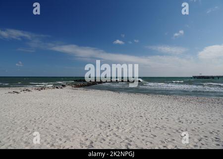 Sur la plage, la mer baltique, le pont de mer et les groynes en pierre, Schönberger Strand, Schönberg, Schleswig-Holstein, Allemagne du Nord Banque D'Images