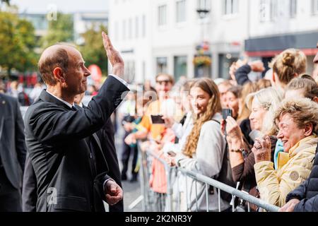 Paderborn, Allemagne. 23rd septembre 2022. Le Prince Edward (l), comte de Wessex et plus jeune fils de la Reine du Royaume-Uni, se délaque aux spectateurs lorsqu'il arrive à l'extérieur de l'hôtel de ville de Paderborn. La visite de Prince Edward à Paderborn a lieu à la mémoire de la Reine tardive pendant la période de deuil royal. Credit: Michael Matthey/dpa/Alay Live News Banque D'Images