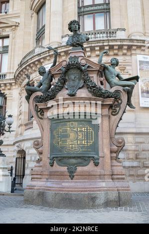Londres, Royaume-Uni - 06 août 2022. Touristes autour du mémorial de la Reine Victoria près du palais de Buckingham Banque D'Images