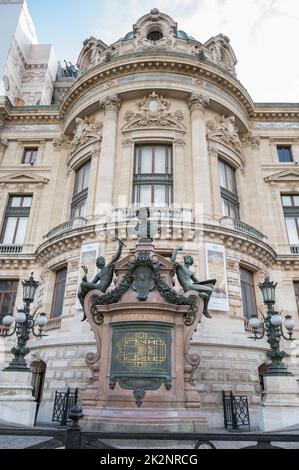 Statue de Charles Garnier, architecte français de style Beaux-Arts, qui a créé l'Opéra de Paris, également connu sous le nom de Palais Garnier. Façade de bâtiment Banque D'Images