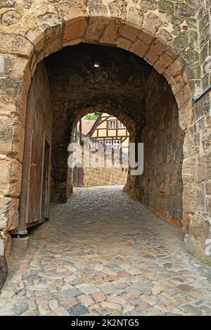 Arches anciennes. Un passage voûté menant à une partie ancienne de l'ancienne Allemagne de l'est. Banque D'Images