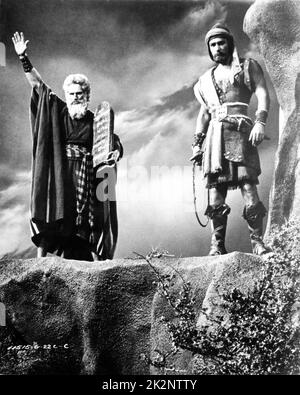 CHARLTON HESTON and JOHN DEREK in THE TEN COMMANDMENTS 1956 director CECIL B. DeMILLE Motion Pictures Associates / Paramount Pictures Banque D'Images