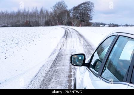 Voyage d'hiver en Suède en voiture. Vacances en voiture en hiver dans les régions froides scandinaves. Vacances de conduite nordique sur un sentier ou un sentier gelé Banque D'Images