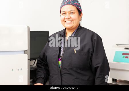 Femme scientifique travaillant au laboratoire avec un thermocycleur. Technique de réaction en chaîne par polymérase. Technique PCR Banque D'Images