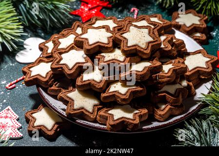 Noël star sucre glacé biscuits, traditionnel Noël noir et blanc chocolat Gingerbread biscuits avec décoration de vacances, cadeaux, soutien-gorge d'arbre de Noël Banque D'Images