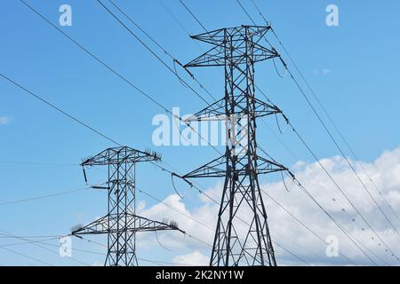 Apporter l'électricité à votre maison. Photo d'un pylône contre un ciel bleu. Banque D'Images