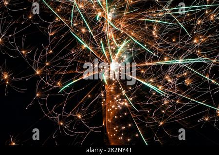 Un feu d'artifice à faible angle avec une longue exposition la nuit - idéal pour les fonds d'écran Banque D'Images