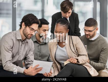 Une âme est tellement exposée. Photo d'un groupe d'hommes d'affaires prenant des notes lors d'une réunion dans un bureau. Banque D'Images