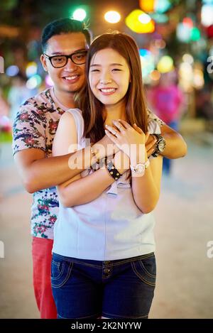 Nous sommes tombés amoureux de la ville. Photo d'un jeune couple heureux passant la nuit en ville. Banque D'Images