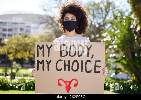 La protestation porte sur le lancement du dialogue. Photo d'une femme méconnue manifestant à l'extérieur du parc. Banque D'Images