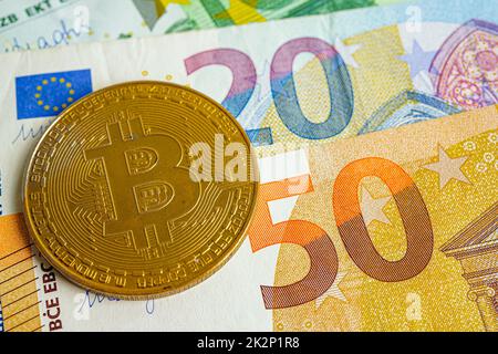 Bitcoin d'or sur les billets en euros argent pour les affaires et le commerce, monnaie numérique, crypto-monnaie virtuelle. Banque D'Images