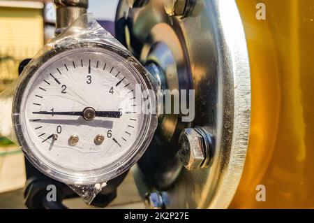 Gros plan d'un manomètre pour la mesure installé dans les systèmes d'alimentation en eau ou en gaz. Équipement de plomberie Banque D'Images