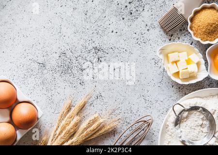 Cadre de cuisson ou de cuisson. Ingrédients, articles de cuisine pour cuire des gâteaux. Ustensiles de cuisine, farine, œufs, cassonade, beurre. Espace texte, vue de dessus. Maquette de tarte ou de recette de gâteau aux biscuits Banque D'Images