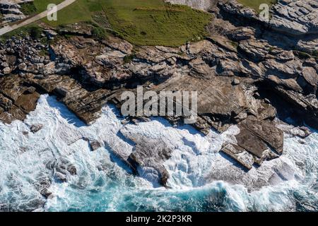 Vue de haut sur les falaises de la plage de Maroubra au nord, en Nouvelle-Galles du Sud, en Australie Banque D'Images