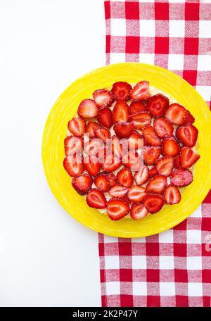 Lumineux et délicieux gâteau aux fraises sur une serviette rouge dans une cage Banque D'Images