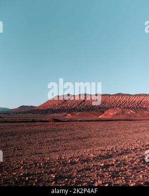 Une photo verticale de la dune rouge dans le désert du diable sous le ciel bleu à Salta, en Argentine Banque D'Images