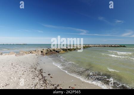 Sur la plage, la mer baltique, le pont de mer et les groynes en pierre, Schönberger Strand, Schönberg, Schleswig-Holstein, Allemagne du Nord Banque D'Images