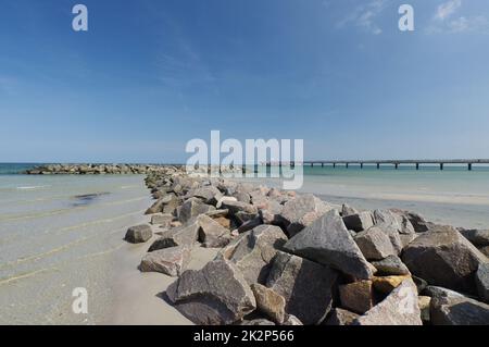 Sur la plage, la mer baltique, le pont de mer et les groynes en pierre, Schönberger Strand, Schönberg, Schleswig-Holstein, Allemagne du Nord Banque D'Images