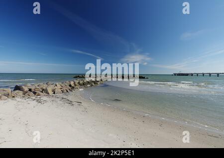 Sur la plage, la mer baltique, le pont de mer et les groynes en pierre, Schönberger Strand, Schönberg, Schleswig-Holstein, Allemagne du Nord Banque D'Images