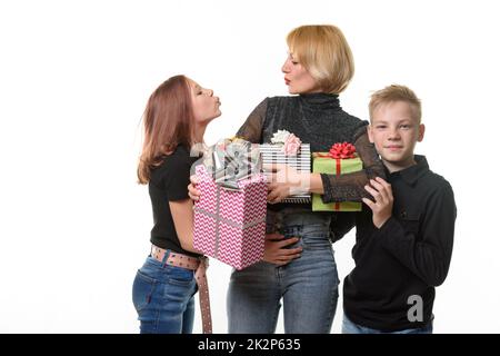 Les enfants ont félicité maman pour son anniversaire et ont donné des cadeaux, maman et fille envoyer un baiser d'air Banque D'Images