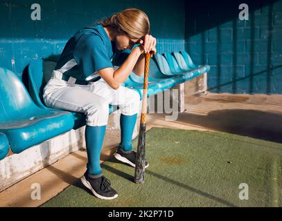 Baseball, banc de sport et femme athlète en colère pensant à la perte de jeu en attendant de jouer. Une fille de joueur de softball frustrée, triste et sérieuse Banque D'Images
