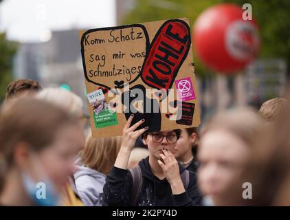 Hambourg, Allemagne. 23rd septembre 2022. Les participants à la grève mondiale du climat du vendredi pour l'avenir (FFF) font une démonstration au centre-ville. Credit: Marcus Brandt/dpa/Alay Live News Banque D'Images