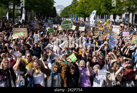 Munich, Allemagne. 23rd septembre 2022. De nombreuses personnes participent à une manifestation sur la grève mondiale du climat et tiennent plusieurs pancartes entre leurs mains. Ils suivent l'appel du mouvement 'vendredi pour l'avenir'. Entre autres choses, les participants exigent de s’éloigner des combustibles fossiles. Credit: Sven Hoppe/dpa/Alay Live News Banque D'Images