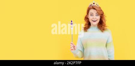 Femme isolé visage portrait, bannière avec espace de copie. wow. Queen tenir baguette magique. Princesse arrogant dans tiara. Femme tenant bâton magique. Banque D'Images