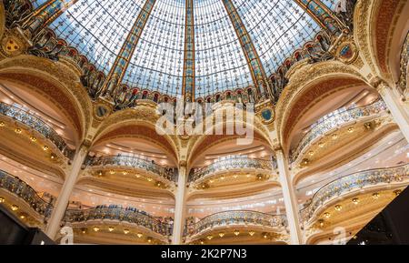 Magnifique dôme dans les Galeries Lafayette à Paris, France. Vitraux de style Art nouveau ou Art déco Banque D'Images