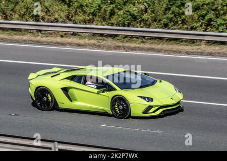 2022 jaune Lamborghini Aventador Ultimae V12 coupé 12 cylindres voiture de sport italienne mi-moteur; véhicules routiers mobiles, voitures de 6,5 litres roulant sur les routes britanniques, moteurs, roadster Motoring UK Highway network. Banque D'Images