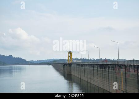 Khun Dan Prakarn Chon immense barrage en béton en Thaïlande Banque D'Images