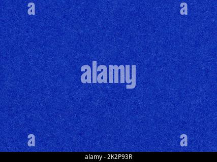 Papier haut de gamme non couché brillant bleu roi foncé texture arrière-plan numérisation de gros plan avec motif de grain de fibre rugueux pour le papier maquette ou fond d'écran de présentation avec espace de copie pour le texte Banque D'Images