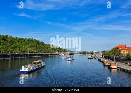 Vue sur la Vltava et les bateaux à Prague Banque D'Images