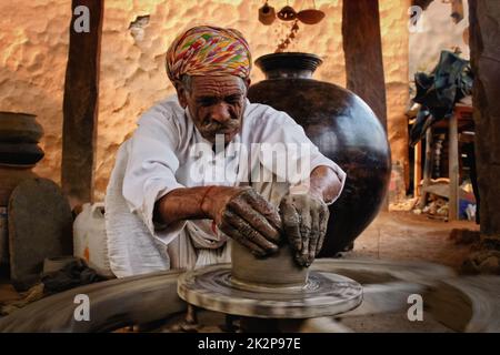 Potter indien au travail. Artisanat de travail à la main de Shilpagram, Udaipur, Rajasthan, Inde Banque D'Images