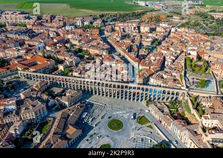 Vue panoramique de Ségovie, avec l'aqueduc au premier plan Banque D'Images