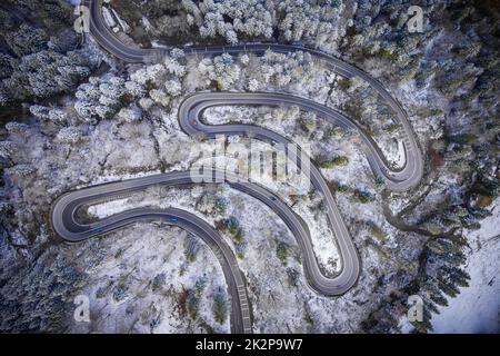 Vue aérienne de drone d'une belle route de montagne Banque D'Images