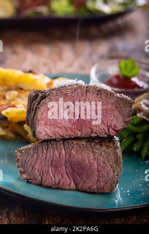 Steak avec pommes de terre au gratin Banque D'Images