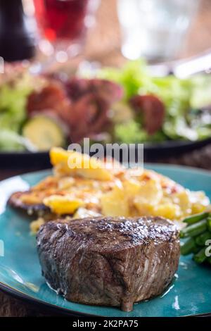 Steak avec pommes de terre au gratin Banque D'Images