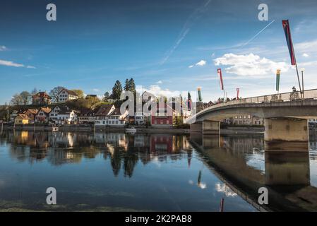 Rhin et pont, Stein am Rhein, canton de Schaffhausen, Suisse Banque D'Images