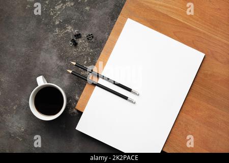 Papier vierge, crayons, tasse à café Banque D'Images