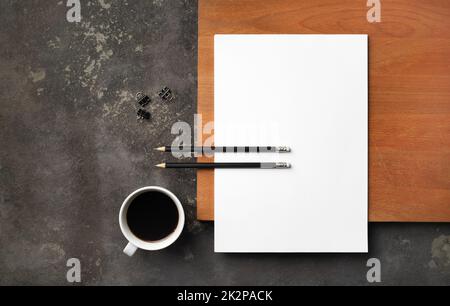 Papier à en-tête, crayons, tasse à café Banque D'Images