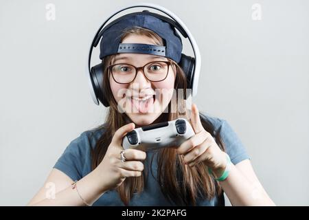 Girl playing video games Banque D'Images