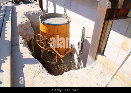 Remplir une fondation de béton à travers un silo Banque D'Images