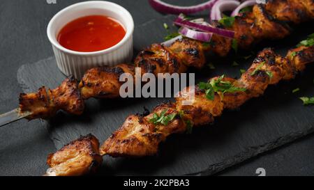 Viande barbecue. Kebab de poulet. Poulet shashlik avec légumes sur fond de bois. Style rustique. Vue de dessus Banque D'Images